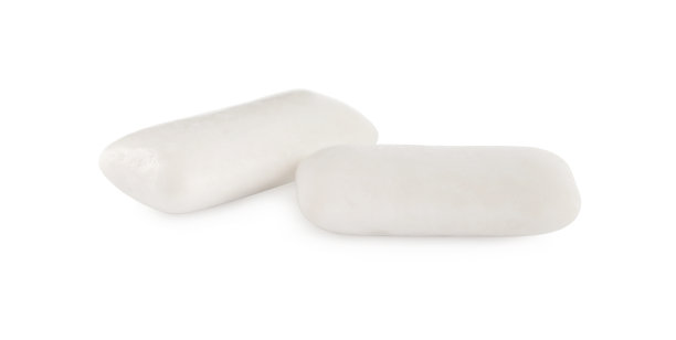 白色背景上的两块口香糖图片下载