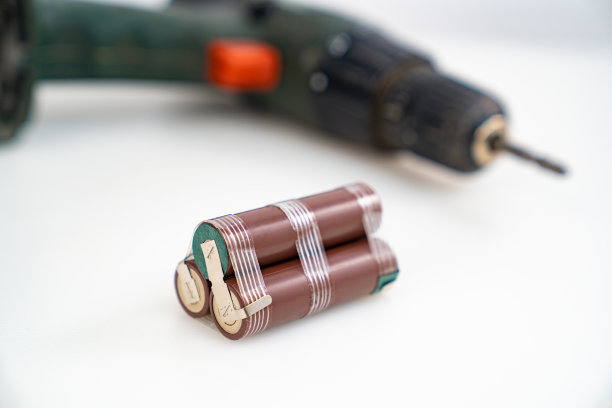 更换螺丝刀中的电池包。专注于电池组装图片下载