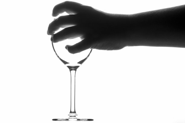手里拿着酒杯图片下载