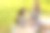 夏天的生活方式。两个白人女孩夏天在公园里玩，吃，聊天图片下载
