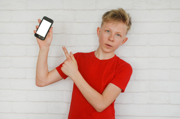 使用手机的孩子图片下载