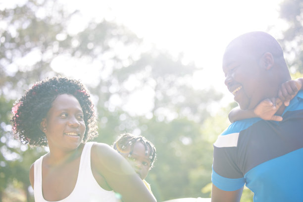 一对夫妇背着孩子在外面散步图片下载