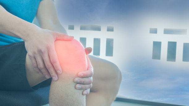 一个男人抓住膝盖疼痛的大小，疼痛的地方用红色突出。图片下载