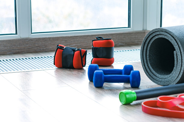 俯视图健身垫与哑铃和阻力带的背景，全景拍摄图片下载