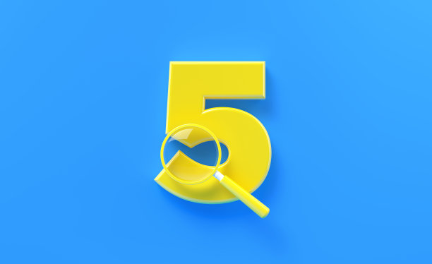 黄色放大镜坐在黄色数字5在蓝色背景图片下载