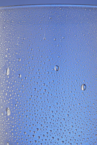 玻璃上的凝结。带有冷凝水珠的冰饮玻璃杯图片下载