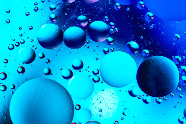 抽象的彩色背景与油在水面上。油滴水抽象迷幻。空间和宇宙中的行星形成了一种迷幻的抽象形象图片下载