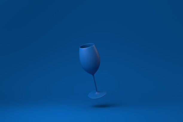 蓝色酒杯漂浮在蓝色背景中。最小概念创意。单色。3 d渲染。图片下载