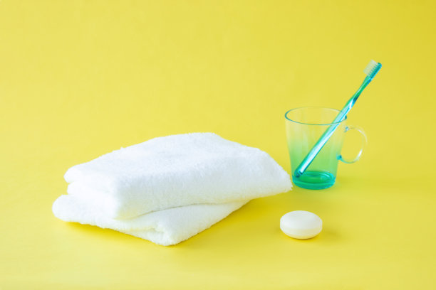 非洲菊，毛巾和牙刷图片下载