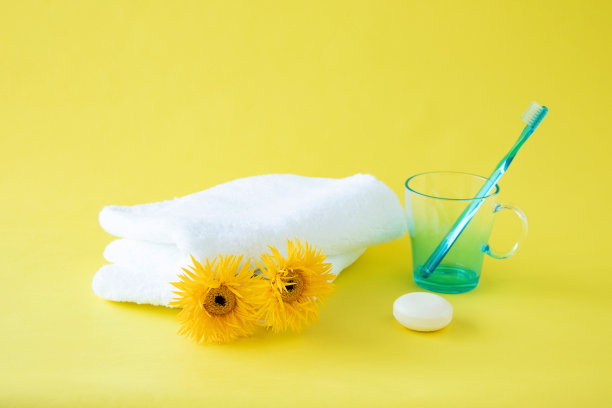 非洲菊，毛巾和牙刷图片下载