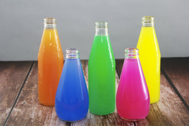 装有软饮料的透明玻璃瓶子图片下载