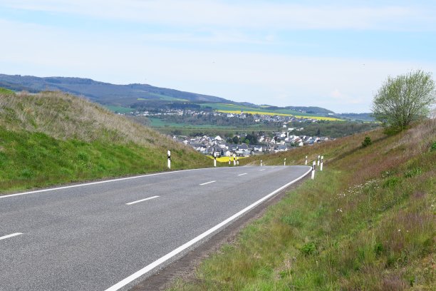 通往村庄的乡村道路Thür图片下载