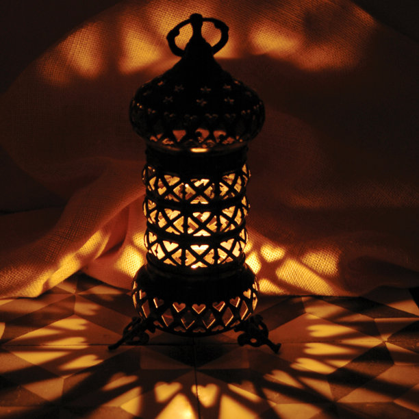 手工工艺青铜金属东方风格灯笼灯。传统手工制作的奥斯曼文化铜器艺术。加齐安泰普源于土耳其安纳托利亚，伊斯坦布尔大集市传统旅游礼品，用于家居装饰。安纳托利亚艺术遗产。图片下载