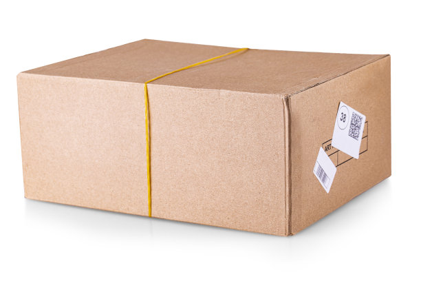 封闭的纸板箱，用胶带固定，孤立在白色背景上。图片下载