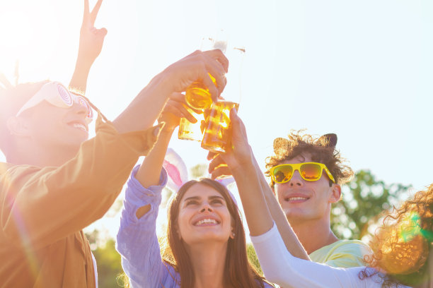 快乐的朋友们一起在公园里度过自由时光素材图片