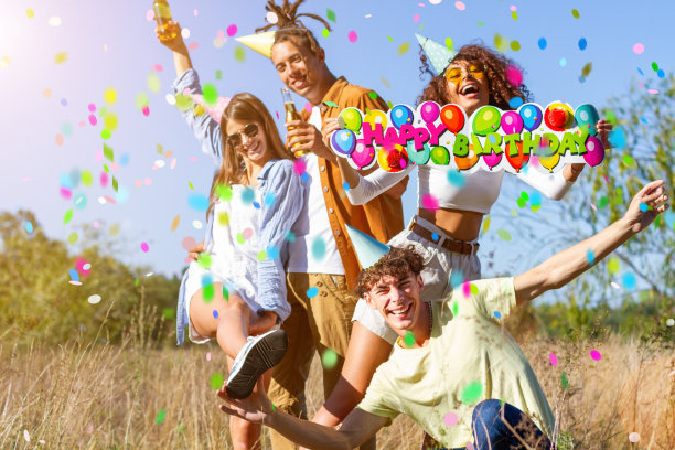 在生日聚会上，年轻的朋友们一起享受夏日时光图片下载