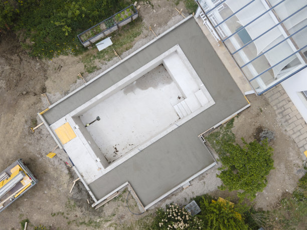 无人机从上空拍摄的游泳池建筑工地的照片图片下载