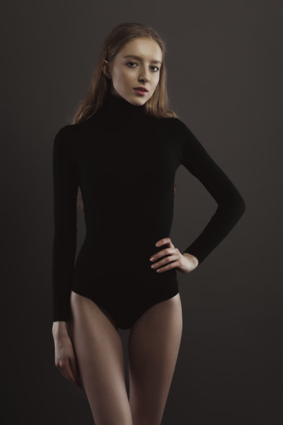 模型测试与漂亮的女人在一个灰色的工作室背景图片下载