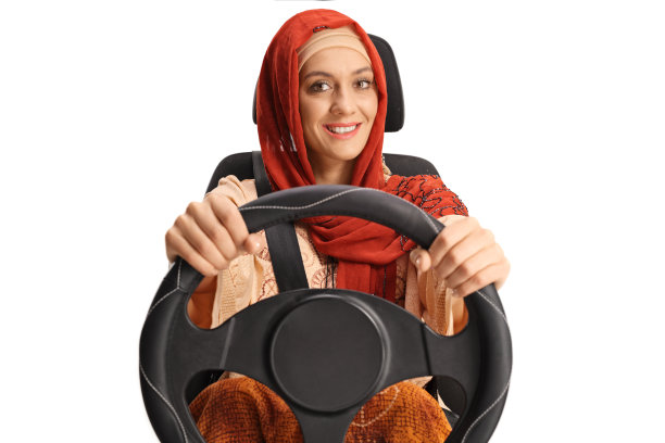 年轻的穆斯林妇女坐在汽车座位上开车图片下载