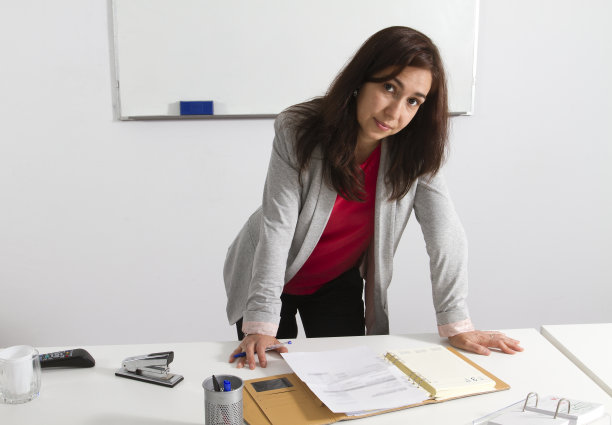 一位中年女商人正在审视它的议程图片下载