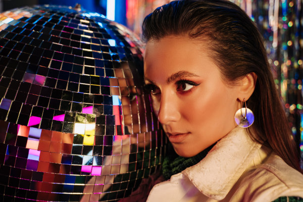 女人与迪斯科球在舞蹈俱乐部的特写图片下载