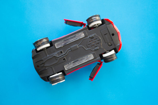 玩具车在头顶翻转图片下载