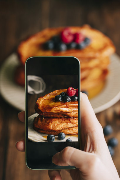 用手机手拍照片用水果和蜂蜜煎面包片图片下载