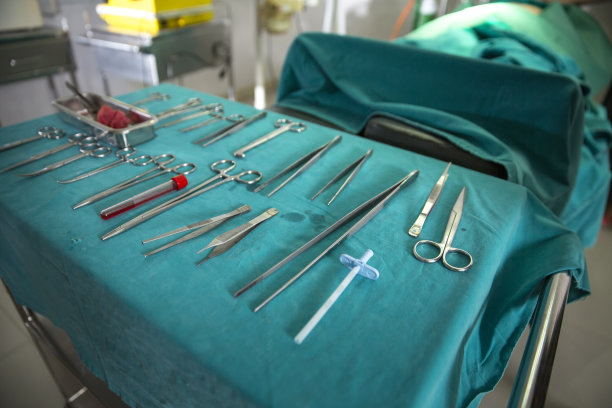 农村医院手术室里的旧手术设备图片下载