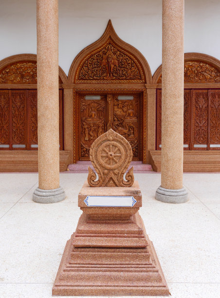 雕刻的砂岩板作为泰国教堂的边界。图片下载