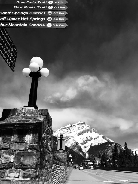 在加拿大阿尔伯塔省班夫，新冠肺炎封锁期间安静的班夫大道。图片下载