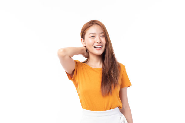 肖像美丽的年轻亚洲女孩模特长发在休闲夏装微笑，快乐和享受在工作室孤立的白色背景。素材图片