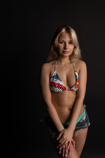 哑铃女孩踏橘台黑橙生活方式，肌肉训练体重朋友，健美操女性。运动护理锻炼美图片下载