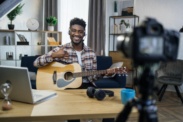 非洲吉他手使用相机制作在线流图片下载