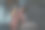 母亲抱着她的两个月大的婴儿在家里照顾她-白种妇女与她的新生儿奶瓶喂养在膝盖上的晚上-亲切和纽带童年和母亲的概念图片下载