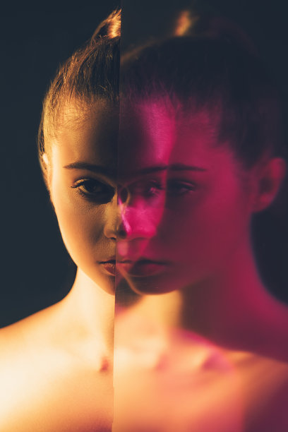 女性双重性双重暴露夜沉思的女人图片下载