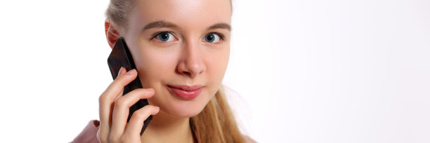 女孩在电话里讲话，参与调查图片下载