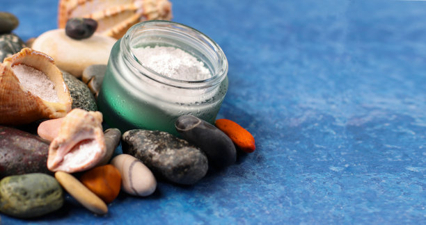 自然补充。海洋胶原蛋白粉的背景石头。健康的生活方式的概念。在玻璃罐中水解的胶原蛋白。本空间图片下载