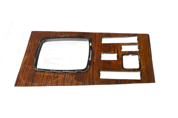 用于这种面板的汽车部件是贴面的。图片下载