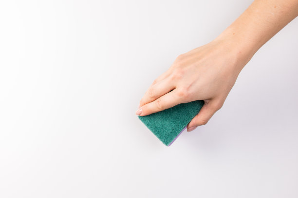 女性洗碗用的海绵。女人的手势或手势孤立在白色。一只手拿着用来洗碗的海绵图片下载