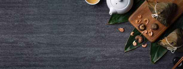 粽子粽子俯视图为端午节上方以黑色为背景。图片下载