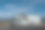 c型露营车与滑站在沙漠与山的背景图片下载