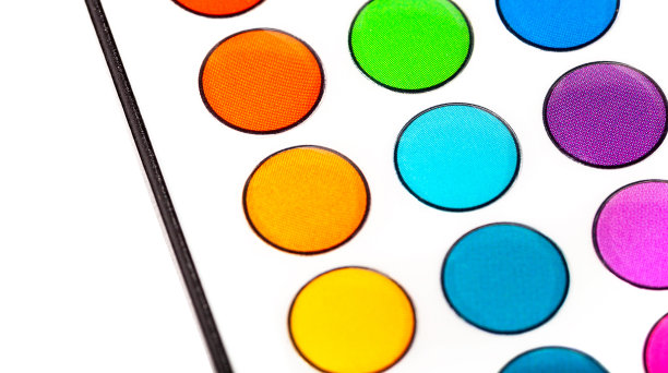 led智能照明遥控器上的彩色按钮，用于控制灯光的色调。多色圆形按钮图案特写，微距拍摄。简单的家居rgb灯光自动控制概念，背景图片下载