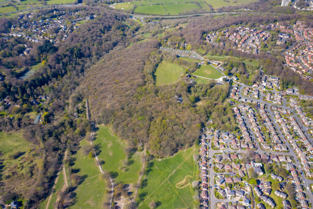 这是英国西约克郡利兹市米恩伍德镇的航拍照片，在春天的一个阳光明媚的日子里，从上面俯瞰典型的英国住宅小区和一排排房屋图片下载