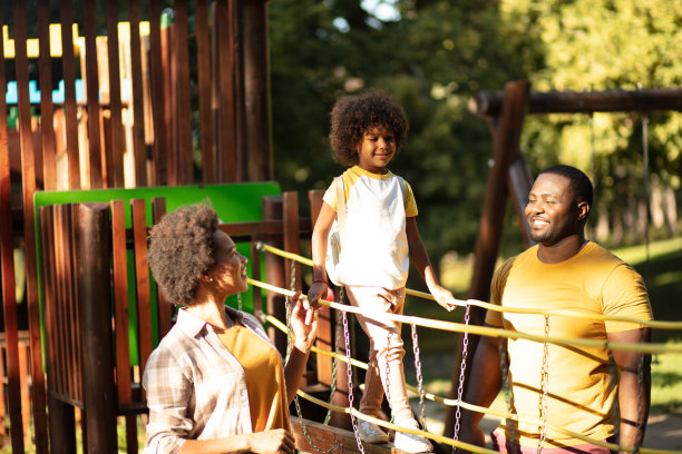 非裔美国家庭在户外玩耍。图片下载