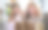 两个年轻的妇女拿着购物袋展示图片下载