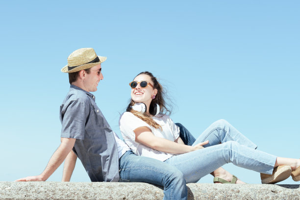 夏日里一对快乐的游客情侣图片下载