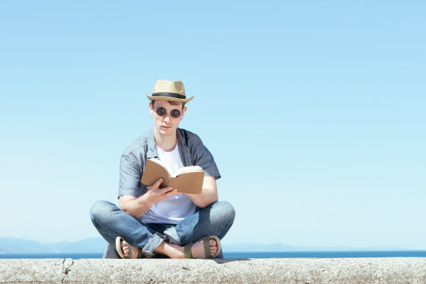 一个人坐在石凳上看书图片下载