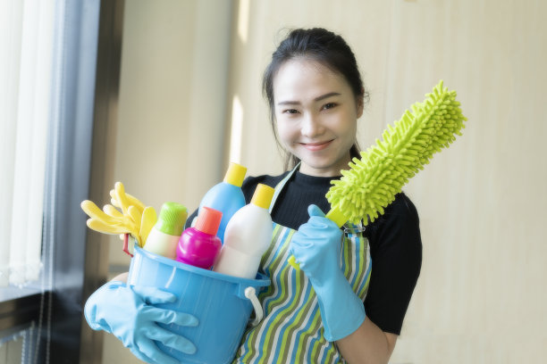 亚洲妇女与清洁设备准备清洁房屋或服务清洁办公室背景图片下载