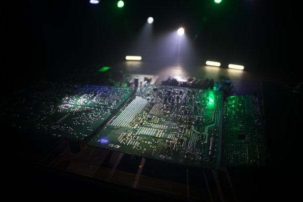 电子微电路的程式化照片。微电路，接触器，电子学，主板。黑色背景。电子器件的微距摄影。图片下载