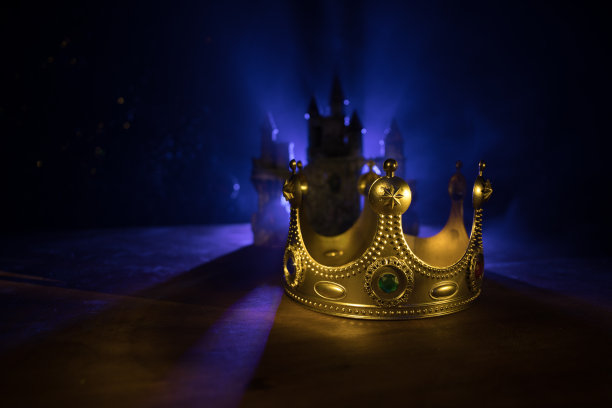 木制桌子上的美丽女王/国王王冠的低调形象。的过滤。中世纪幻想图片下载